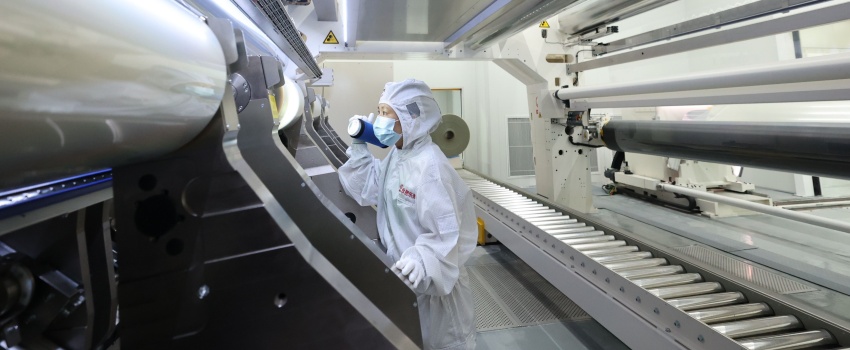 技術(shù)攻堅結(jié)碩果！合肥樂凱成功下線超寬幅超薄高端光學(xué)聚酯薄膜